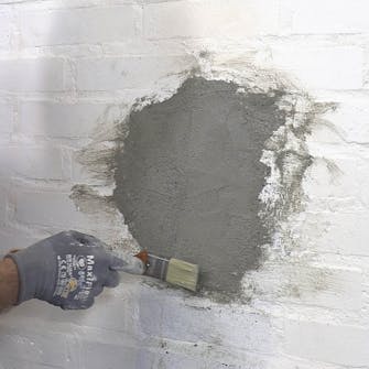 Luk hul efter brændeovn: Jævn kanterne ud med en fugtig pensel Luk hul efter brændeovn: Jævn kanterne ud med en fugtig pensel